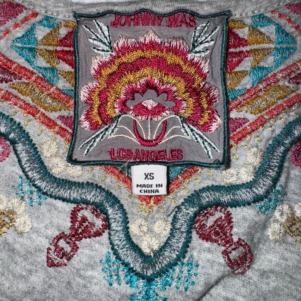 Johnny Was Luxe Boho Ornelia Embroidered Capped Sleeve Grey Tee- XS- like new! - Picture 9 of 13
